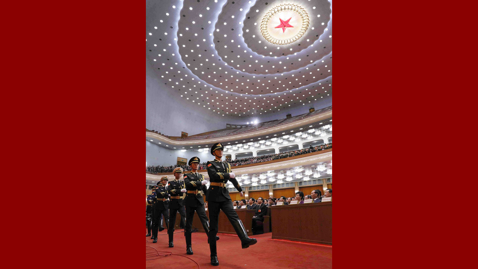 陸?？杖妰x仗兵正步行進至主席臺前