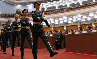 陸?？杖妰x仗兵正步行進(jìn)至主席臺(tái)前