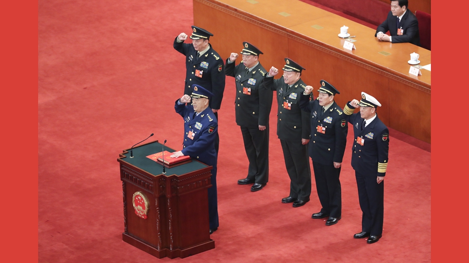 中央軍委副主席、委員進行憲法宣誓