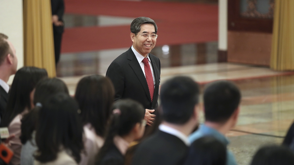 馬建堂步入&ldquo;部長(zhǎng)通道&rdquo;，準(zhǔn)備接受采訪