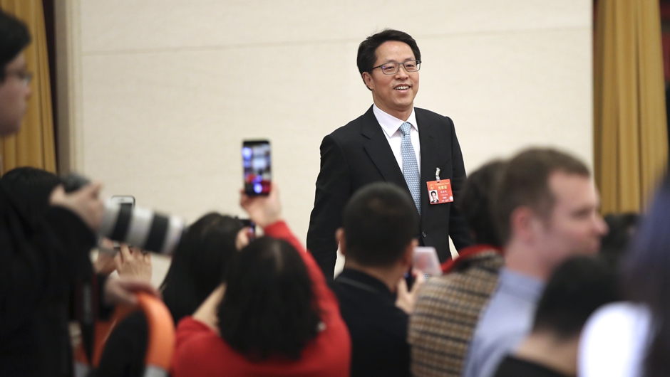 張曉明步入&ldquo;部長(zhǎng)通道&rdquo;，準(zhǔn)備接受采訪