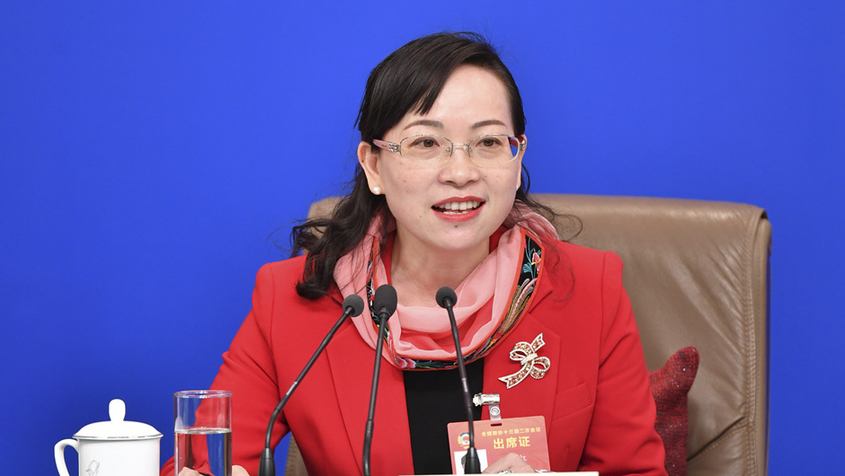 全國政協(xié)委員、湖南省湘西土家族苗族自治州政協(xié)副主席 石紅