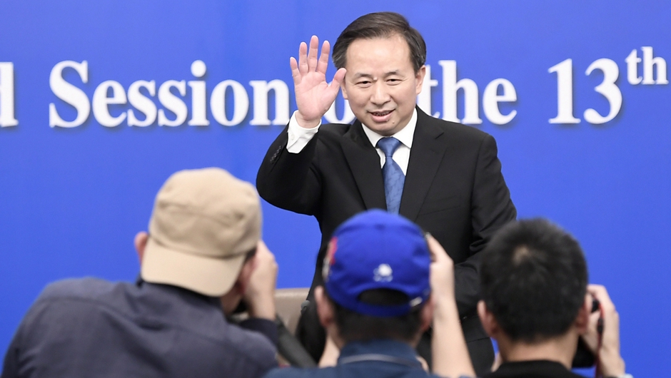 記者會(huì)開始前，李干杰向記者致意