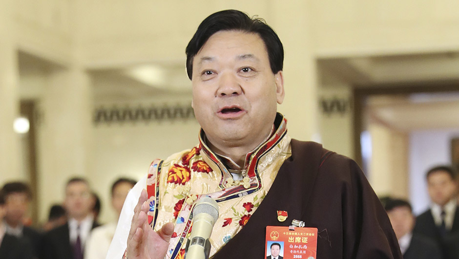 全國(guó)人大代表白加扎西接受采訪(fǎng)
