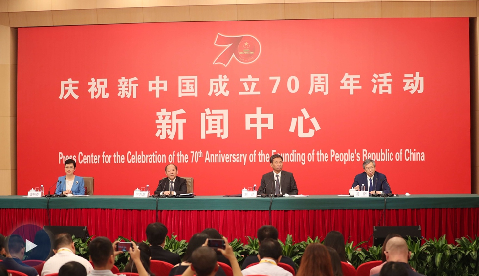 以新發(fā)展理念為引領(lǐng)，推進(jìn)中國(guó)經(jīng)濟(jì)平穩(wěn)健康可持續(xù)發(fā)展