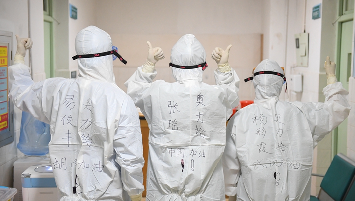 辛識(shí)平：白衣如戰(zhàn)袍，字字見仁心