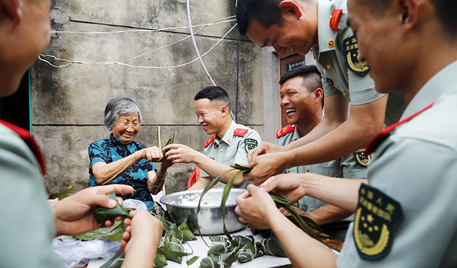 端午節(jié)，家里來了親人子弟兵