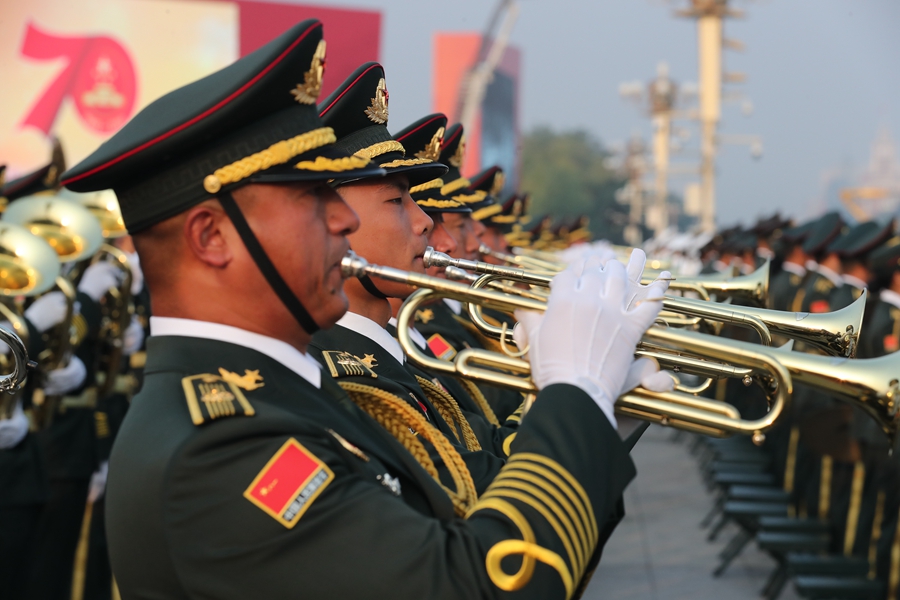 解放軍聯(lián)合軍樂團在廣場就位后進行準備工作和試奏。據(jù)了解，解放軍聯(lián)合軍樂團此次演奏是從開國大典至今歷次閱兵以來演奏曲目最多的一次，不少曲目是為此次閱兵量身打造的全新作品，此次也是歷次女演奏員最多的一次。