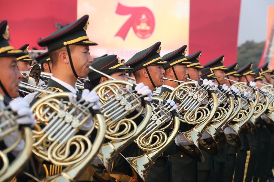 解放軍聯(lián)合軍樂團在廣場就位后進行準備工作和試奏。據(jù)了解，解放軍聯(lián)合軍樂團此次演奏是從開國大典至今歷次閱兵以來演奏曲目最多的一次，不少曲目是為此次閱兵量身打造的全新作品，此次也是歷次女演奏員最多的一次。