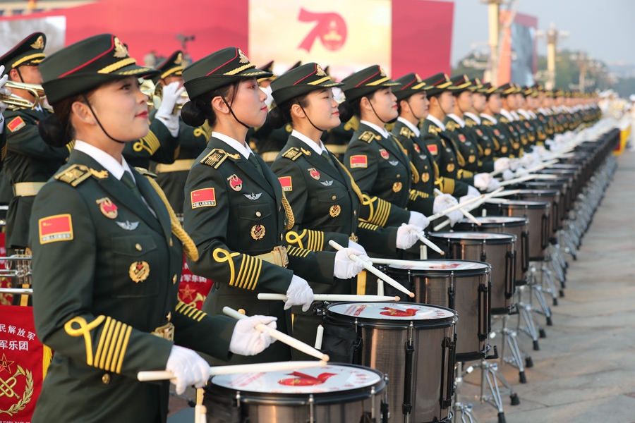 解放軍聯(lián)合軍樂團在廣場就位后進行準備工作和試奏。據(jù)了解，解放軍聯(lián)合軍樂團此次演奏是從開國大典至今歷次閱兵以來演奏曲目最多的一次，不少曲目是為此次閱兵量身打造的全新作品，此次也是歷次女演奏員最多的一次。