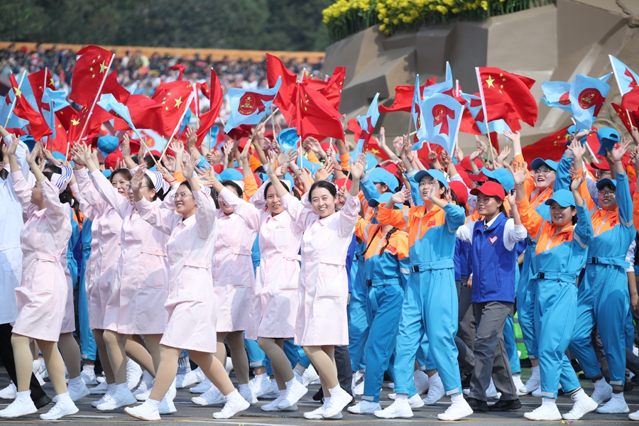 群眾大游行，歡樂的海洋！