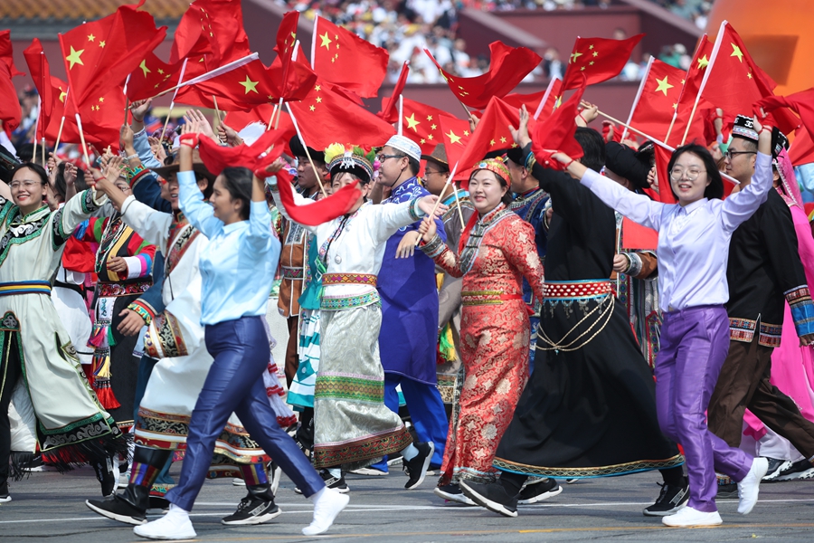 群眾大游行，歡樂的海洋！