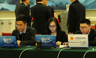 新華網(wǎng)、中國政府網(wǎng)記者在做直播準(zhǔn)備