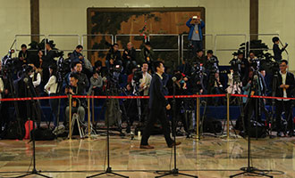 現(xiàn)場(chǎng)媒體記者正在做采訪(fǎng)準(zhǔn)備