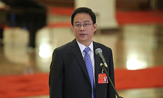 黃一兵代表接受采訪(fǎng)