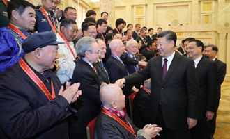 慶祝大會(huì)結(jié)束后，習(xí)近平等會(huì)見(jiàn)受表彰人員及親屬代表