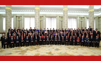 慶祝大會(huì)結(jié)束后，習(xí)近平等同受表彰人員及親屬代表合影留念