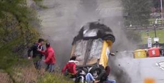 史上最幸運(yùn)撞車(chē)！圍觀群眾躲過(guò)一劫