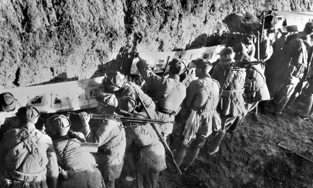 1948年冬，淮海戰(zhàn)役期間，雙堆集前沿陣地舉辦的戰(zhàn)地影展，深受解放軍戰(zhàn)士歡迎。新華社稿  袁克忠攝