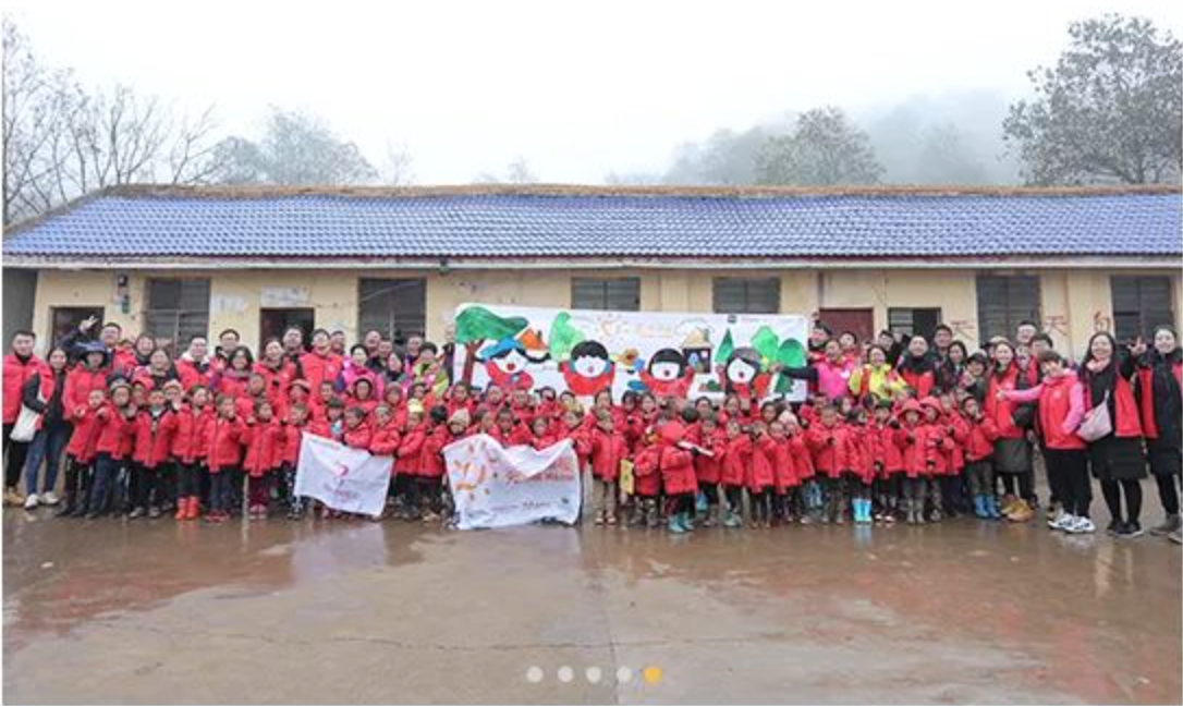 2018年11月6日，&ldquo;多一克溫暖&rdquo;團(tuán)隊(duì)走進(jìn)大涼山深處。為孩子們送去冬衣的同時(shí)，海瀾之家聯(lián)合網(wǎng)易打造在線課程平臺(tái)，把優(yōu)質(zhì)的教育資源也傳遞到偏遠(yuǎn)山區(qū)。同年，知名導(dǎo)演陸川特別參與監(jiān)制了&ldquo;多一克溫暖&rdquo;微電影《信歌》，為山區(qū)送去&ldquo;暖身又暖心&rdquo;的力量。