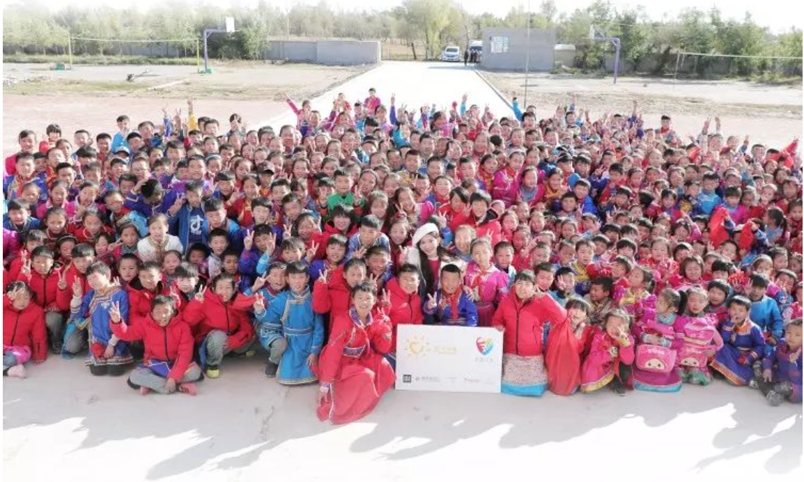 不知不覺(jué)，&ldquo;多一克溫暖&rdquo;已經(jīng)步入第六年。2019年10月14日，林志玲首次作為公益同行人，攜手鳳凰網(wǎng)&ldquo;護(hù)童計(jì)劃&rdquo;，與&ldquo;多一克溫暖&rdquo;一起趕赴內(nèi)蒙古回訪茫汗蘇木中心校的&ldquo;志玲姐姐之家&rdquo;，給那里的孩子送去溫暖。