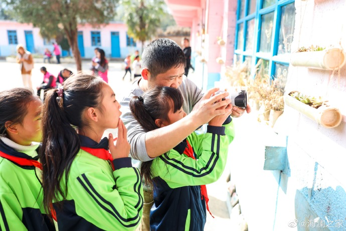 盡管身處大山，塢鉛小學(xué)卻到處都是驚喜，自制插花、獨(dú)一無(wú)二的石頭畫(huà)、杉木墩上的24節(jié)氣圖&hellip;&hellip;孩子們從不缺少發(fā)現(xiàn)美的眼睛。2019年，海瀾之家特別準(zhǔn)備了攝影課堂，讓孩子們通過(guò)拍照的方式自由地傳達(dá)真善美。