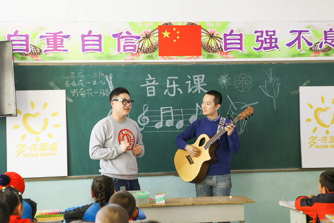 &ldquo;多一克溫暖&rdquo;公益活動(dòng)的老朋友好妹妹樂(lè)隊(duì)，為孩子們帶來(lái)了音樂(lè)和繪畫(huà)課，用音符溫暖孩子們的心靈，用畫(huà)筆繪出更繽紛的世界。不斷匯聚的愛(ài)心，讓寒冷的北疆進(jìn)入到更多人的視野當(dāng)中，也讓孩子們臉上的笑容更燦爛。