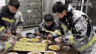 零下14度滅火后 消防員吃飯這一幕讓人心疼！