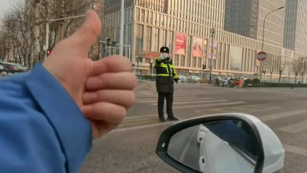 石家莊路人和交警的這個&ldquo;暗號&rdquo;，真暖！