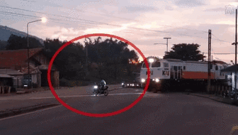 魯莽！無(wú)視警報(bào) 印尼男子強(qiáng)穿鐵軌險(xiǎn)被撞