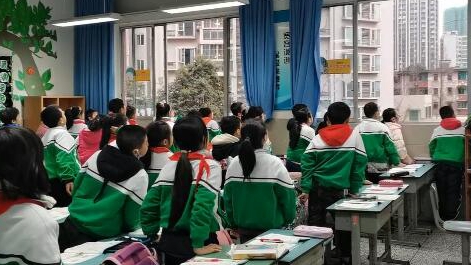 課上到一半，同學們卻把頭望向了外面！校長說：點贊！