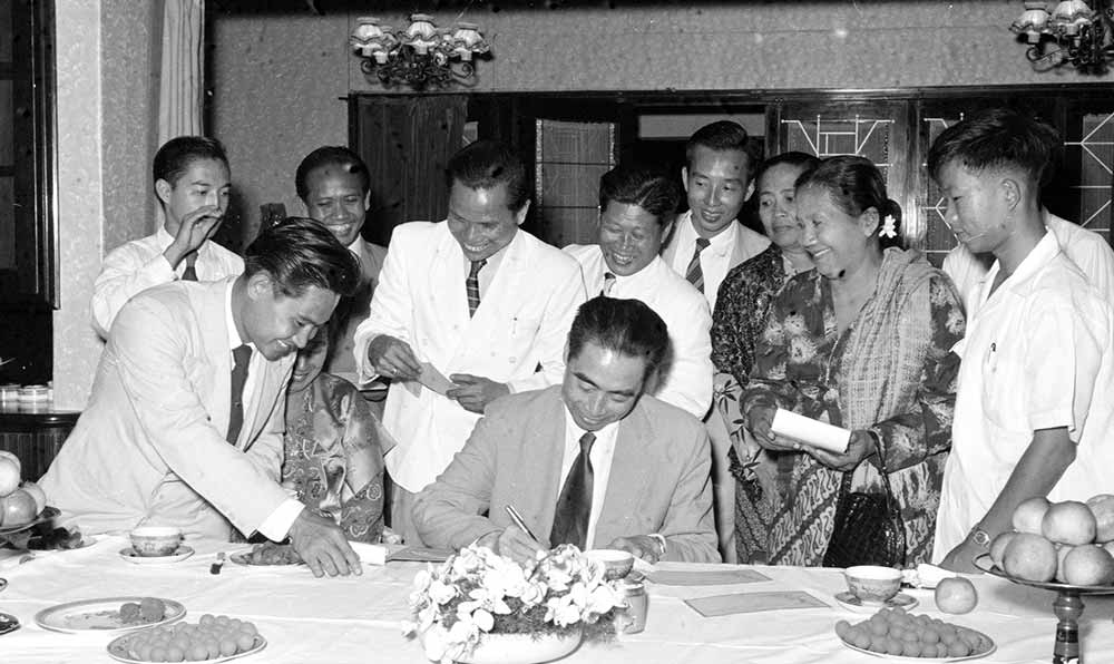 1955年4月25日，為迎接亞非會議而組織的萬隆人民委員會的代表請周恩來總理簽名留念。