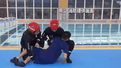 水中遇險(xiǎn) 如何自救與施救？黃金30秒 如何將溺水者救上岸？