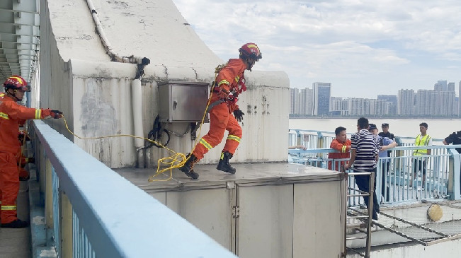 飛躍一撲！杭州消防員10秒救人