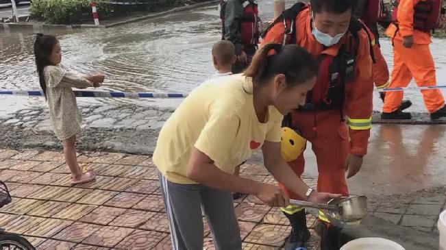 溫暖瞬間！女子帶娃送晚餐感激消防員