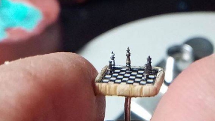 比指甲蓋還小！ 土耳其微雕藝術(shù)家雕出超小國(guó)際象棋