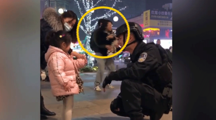 女子被特警圈粉蹲地拍照不想走，男友接下來的舉動驚呆網(wǎng)友