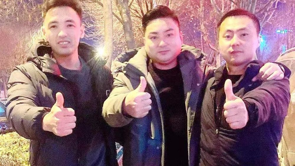 熱點(diǎn)快追｜路面結(jié)冰大貨車開始溜車！24塊&ldquo;救命石&rdquo;幫助緊急脫險(xiǎn)