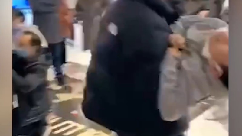 浙江一電影院發(fā)生事故多人送醫(yī)，現(xiàn)場(chǎng)家長(zhǎng)懷抱兒童奔走