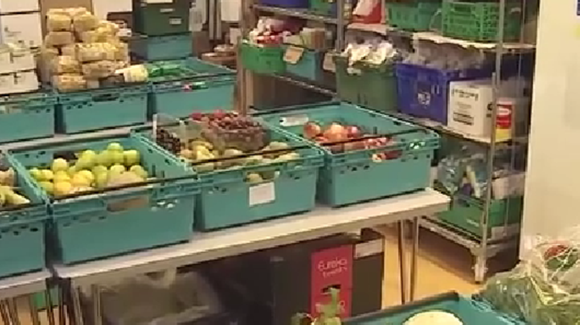 失業(yè)增多 倫敦食品銀行現(xiàn)&ldquo;英國最長隊(duì)伍&rdquo;