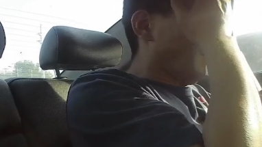 這人啥情況？他在警車(chē)上都能睡著