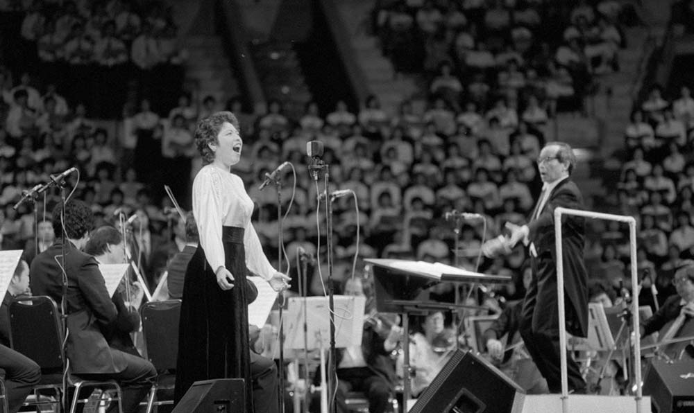 女高音歌唱家汪燕燕在香港&ldquo;黃河音樂節(jié)&rdquo;上演唱《黃河怨》。