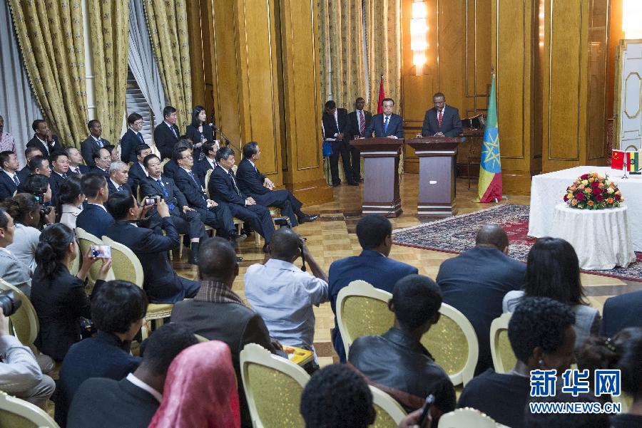 5月4日，國(guó)務(wù)院總理李克強(qiáng)在亞的斯亞貝巴與埃塞俄比亞總理海爾馬里亞姆舉行會(huì)談。這是會(huì)談后，李克強(qiáng)與海爾馬里亞姆共同會(huì)見記者。 新華社記者 王曄 攝