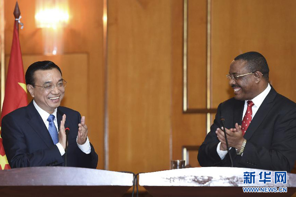 5月4日，國(guó)務(wù)院總理李克強(qiáng)在亞的斯亞貝巴與埃塞俄比亞總理海爾馬里亞姆舉行會(huì)談。這是會(huì)談結(jié)束后，李克強(qiáng)與海爾馬里亞姆共同會(huì)見記者。 新華社記者 李學(xué)仁 攝