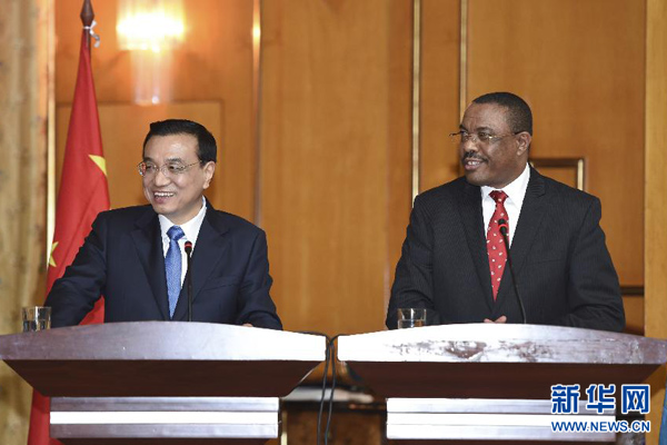 5月4日，國(guó)務(wù)院總理李克強(qiáng)在亞的斯亞貝巴與埃塞俄比亞總理海爾馬里亞姆舉行會(huì)談。這是會(huì)談后，李克強(qiáng)與海爾馬里亞姆共同會(huì)見記者。 新華社記者 李學(xué)仁 攝