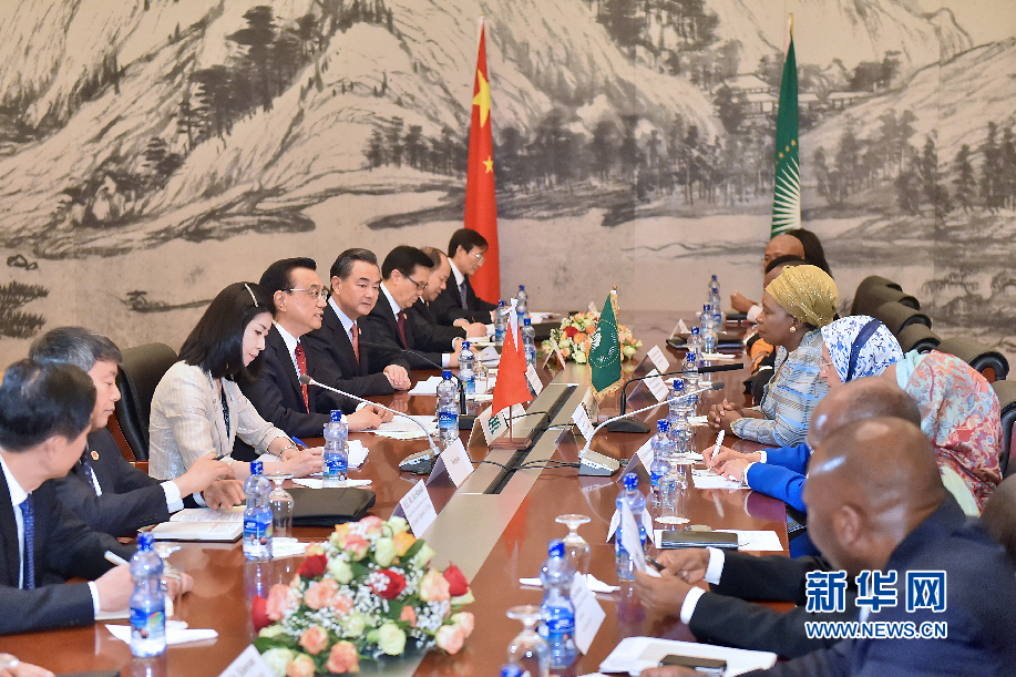 5月5日，中國國務院總理李克強在亞的斯亞貝巴非洲聯(lián)盟總部會見非盟委員會主席祖馬。 新華社記者李濤攝