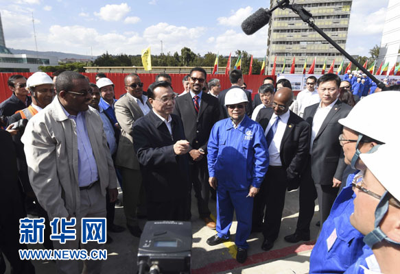 這是李克強(qiáng)與海爾馬里亞姆看望施工人員。新華社記者 李學(xué)仁 攝