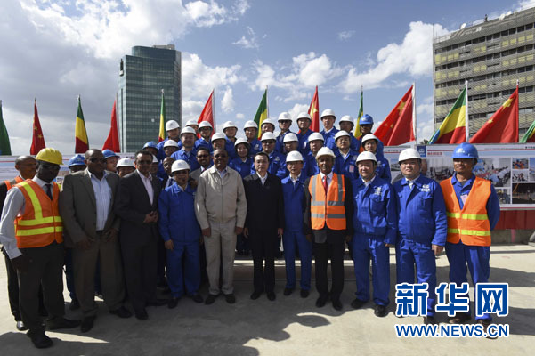 這是李克強(qiáng)同海爾馬里亞姆與施工人員合影留念。新華社記者 李學(xué)仁 攝