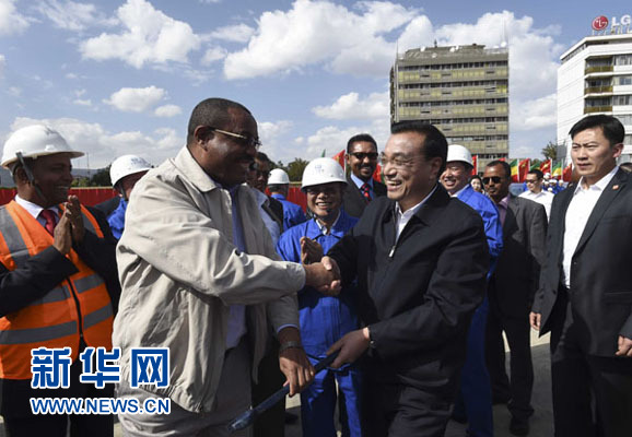 5月5日，中國國務(wù)院總理李克強(qiáng)考察亞的斯亞貝巴輕軌項目，埃塞俄比亞總理海爾馬里亞姆陪同。新華社記者 李學(xué)仁 攝