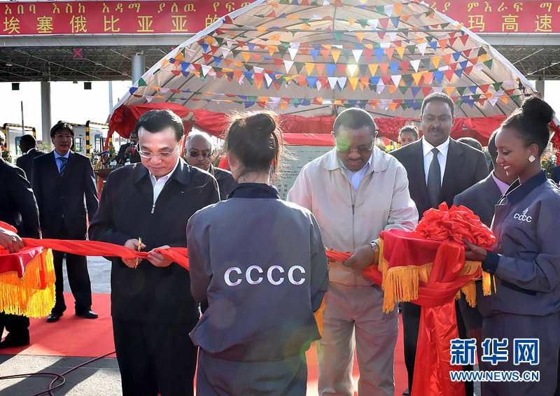 5月5日，中國國務(wù)院總理李克強(qiáng)與埃塞俄比亞總理海爾馬里亞姆共同出席亞的斯亞貝巴-阿達(dá)瑪高速公路一期竣工揭牌典禮，并為二期工程開工奠基剪彩。這是李克強(qiáng)與海爾馬里亞姆共同為亞的斯亞貝巴-阿達(dá)瑪高速公路二期工程開工剪彩。新華社記者 李濤 攝 